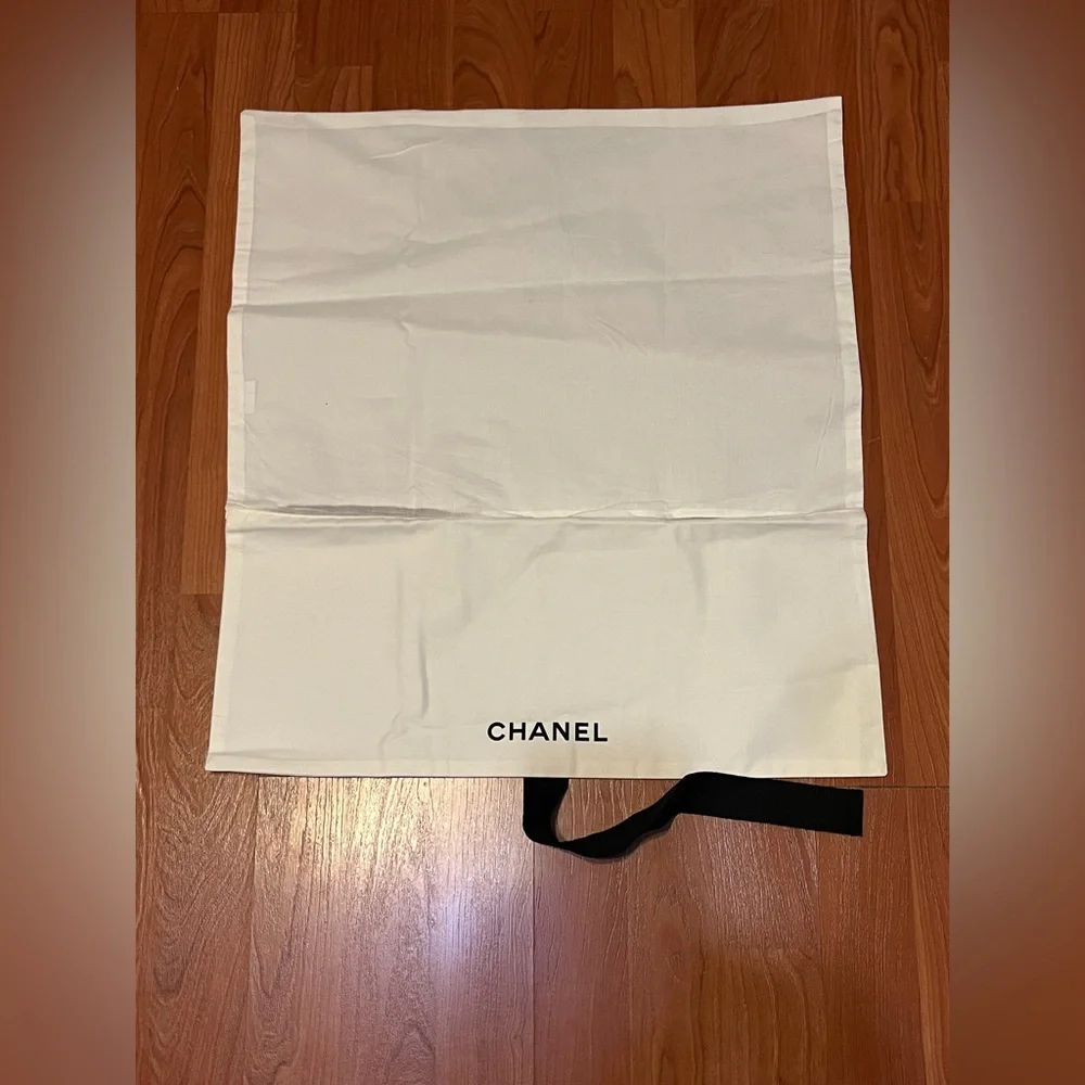 CHANEL Ivory Bag with Black Lettering - Picture 3 of 4